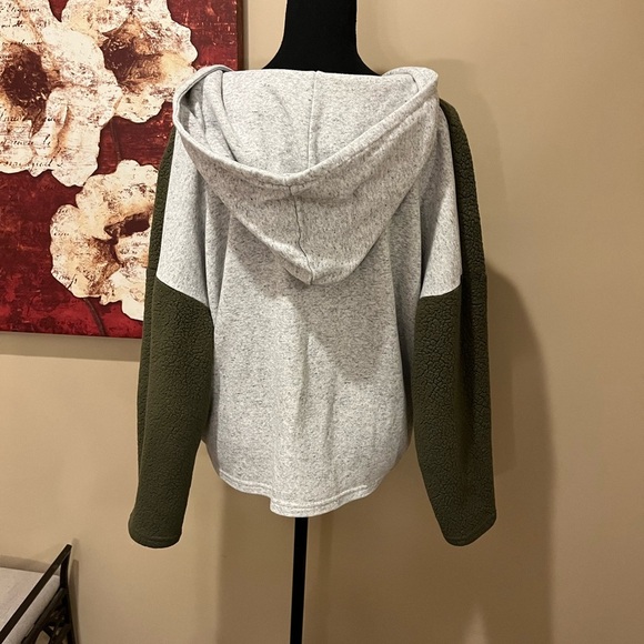 Umgee U.S.A. Women's Oversized Cropped Olive Green and Grey Hoodie, size Small - Picture 3 of 4